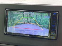 【バックカメラ】駐車時に後方がリアルタイム映像で確認できます。大型商業施設や立体駐車場での駐車時や、夜間のバック時に大活躍！運転スキルに関わらず、今や必須となった装備のひとつです！