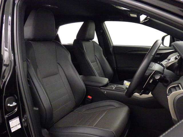 【内装】“F　SPORT”専用本革/“F　SPORT”専用ブラック/“F　SPORT”専用メタルフィルム