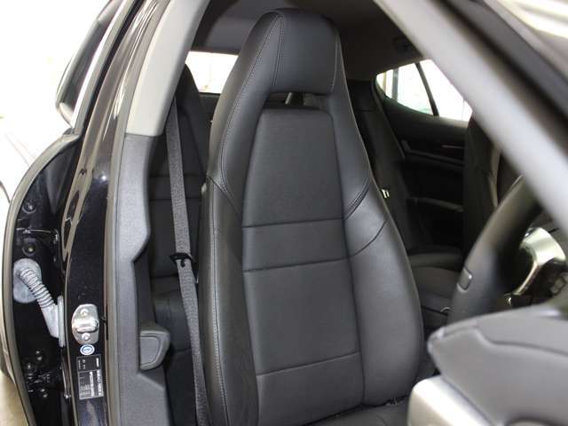自社整備工場もございます！輸入車専用テスターも完備しております！車検・12ヶ月点検・日常整備などのアフターメンテナンスもお任せ下さい！勿論突然のトラブルも全面バックアップさせて頂きます！