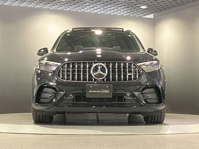 フロントグリル中央に大きく輝くスリーポインテッドスター。メルセデスベンツならではのステータスを強く感じる事ができます