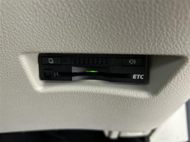 【ETC】有料道路を利用する際に料金所で停止することなく通過できる、ETC車載器（ノンストップ自動料金収受システム機器）が装備されています。セットアップを行うことで利用可能になります。