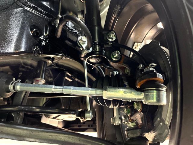 お車を安心してお乗りいただく為には、足回りの定期点検が欠かせません。サービスサポート（有償保証）では無料点検もご提供しており、安心のカーライフをお過ごしいただけるサポート体制が整っています。