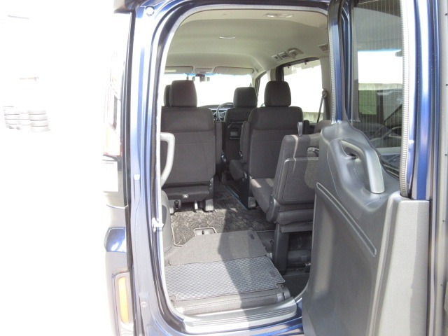 【わくわくゲート】後ろのドアをヨコに開ければ、車の後ろに余裕の無い駐車場でも荷物の積みおろしがラクラクです！3列目シートから乗り降りする時にも便利ですよ♪