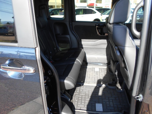 ゆとりのある広々リアシートです。アームレスト付きです。