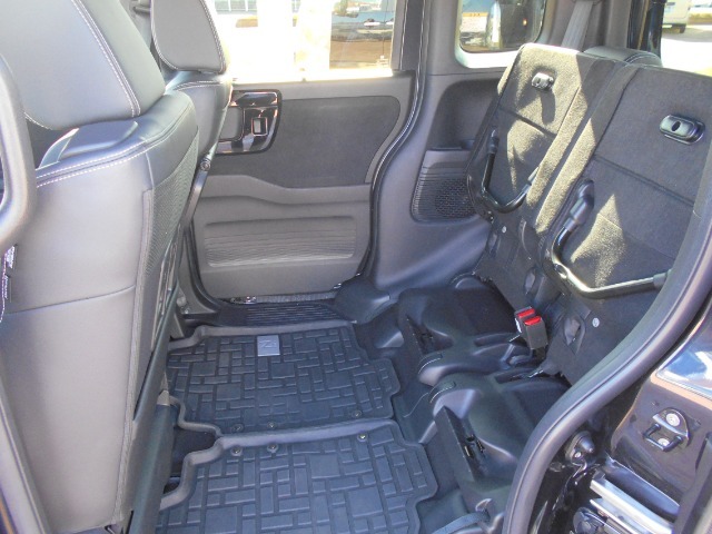 リアシートは左右、別々に多彩なアレンジをする事ができます。リアシート座面を跳ね上げて、背の高い荷物などを積む事ができます。