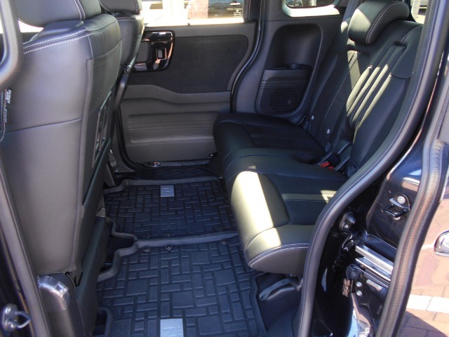 ゆとりのある広々リアシートです。アームレスト付きです。