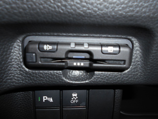 ETC装備車です、これさえあれば高速道路も楽々通行できます。お出掛けするのが好きな方には欠かせない装備です！