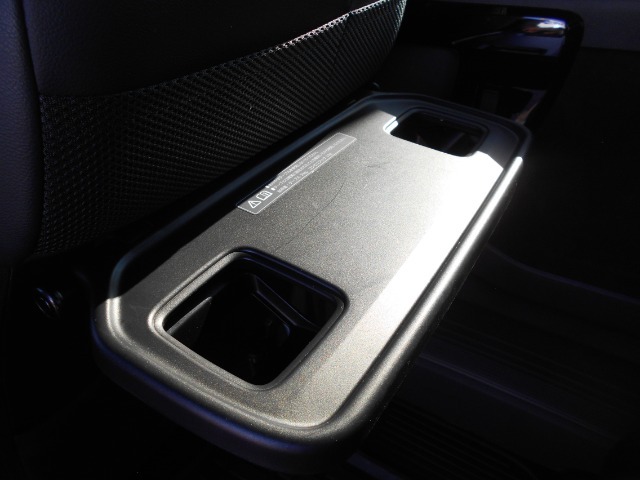 シートバックテーブル搭載！！ドライブの際にちょっとしたものも置くことができリア席の方も満足！！