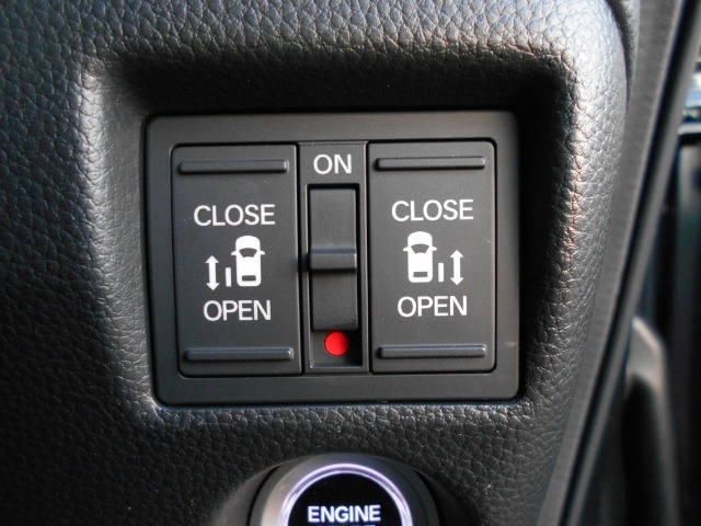 両側電動スライドドアです。運転席やキーレスから開閉が出来てとても重宝します。