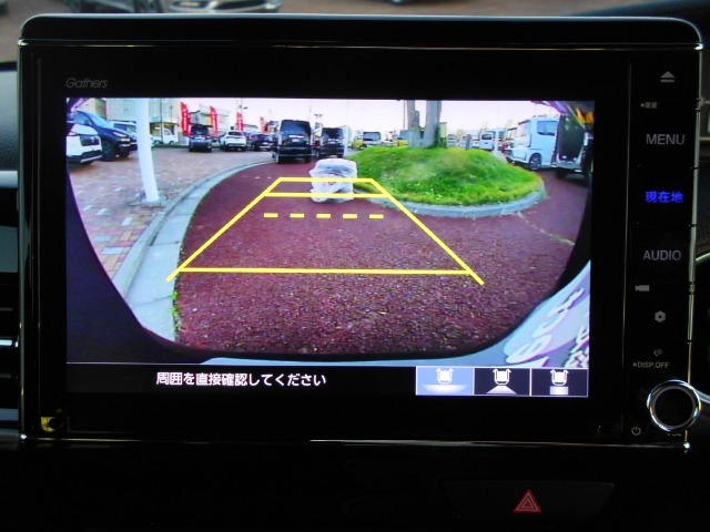 ガイド線表示機能付きのバックカメラで、バックでの車庫入れも安心です。
