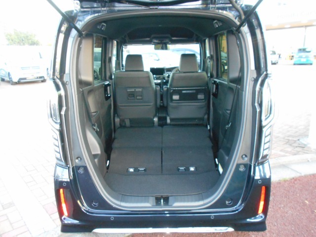 リアシートを使用しない時は、前に倒せば更に広々ラゲッジスペースの出来上がりです、更にたくさんの荷物が積み込み可能です！