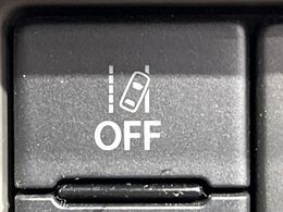 【車線逸脱警報】道路上の白（黄）線を認識し、意図せず走行中の車線からはみ出しそうになった時、メーター内の警告灯とブザーで注意喚起してくれる安心・安全機能です♪