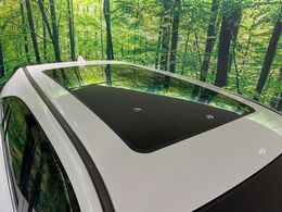 【サンルーフ】開放感たっぷりの希少装備、サンルーフが装着されています！車内に明かりを取り入れたり景色を楽しむ以外にも、車内の空気も簡単に換気できて快適です！