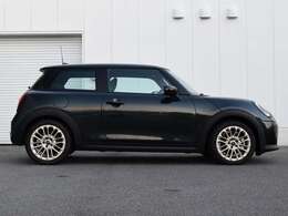 保証に関しましては全国どこのディーラーでもご使用いただける認定中古車保証が付きます。アフターメンテナンスもお近くのディーラーにて行うことができますので安心してお乗りいただけます。