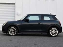 保証に関しましては全国どこのディーラーでもご使用いただける認定中古車保証が付きます。アフターメンテナンスもお近くのディーラーにて行うことができますので安心してお乗りいただけます。