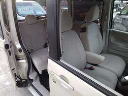 大きなベンチシートで足元もヒロビロ■大型シートで座り心地は快適♪中央にはアームレストが付いてゆったりドライブ♪　シートヒーター（運転席＆助手席）装備(*^-^*)