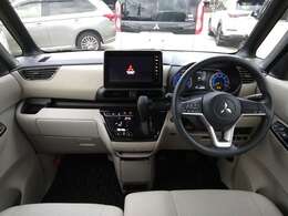 シフトレバーをダッシュパネルセンターに装備。運転席、助手席の足元すっきり！