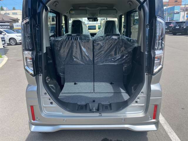 普段のお買い物や通勤、送迎等に十分な荷室スペースを確保しております。セカンドシートを倒すと、大きな荷物の積載も可能です♪