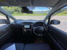 外装はツヤ感のあるブラックで高級感◎。内装は清潔なブラックレザー調で快適空間。ナビ付きでドライブも安心です。