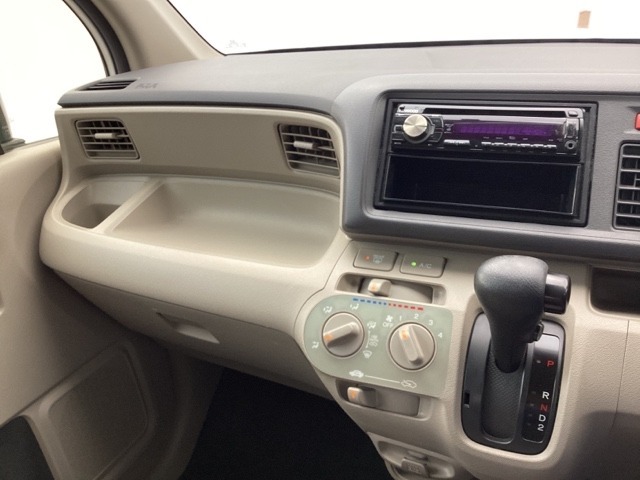 シンプルな操作で快適さを提供。マニュアルエアコンは、自分の好みに合わせて温度と風量を調整できるため、どんな気候でも快適な車内をキープ。手動操作の簡便さが魅力です。