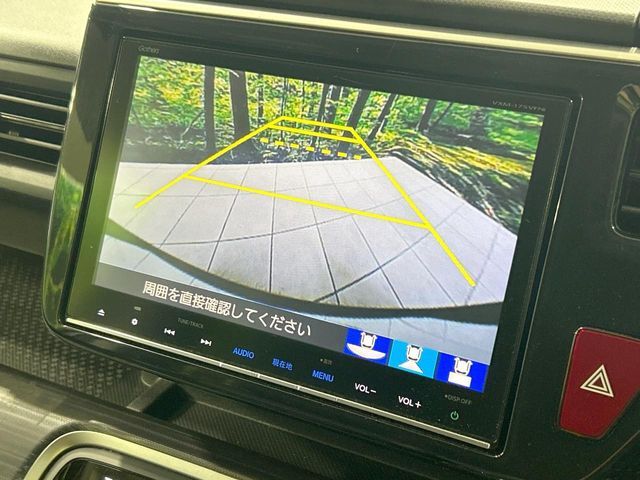 【バックカメラ】駐車時に後方がリアルタイム映像で確認できます。大型商業施設や立体駐車場での駐車時や、夜間のバック時に大活躍！運転スキルに関わらず、今や必須となった装備のひとつです！