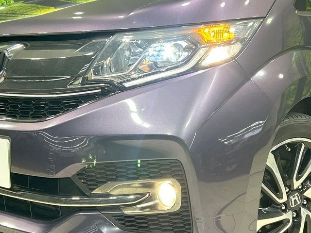 【LEDヘッドライト】悪天候や夜間走行時も良好な視界を確保し安心して運転できる高輝度LEDヘッドライトを装備！点灯速度が早く、消費電力も抑えられています。