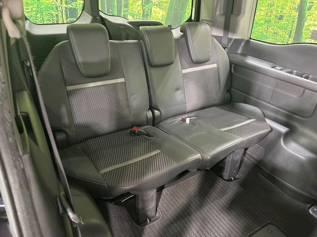 床下収納式のサードシートです。座席部分をコンパクトに収納でき、広大な荷室スペースとしてお使いいただけます！乗車人数や荷物の量など利用シーンに合わせて3列目を有効活用でき、とっても便利♪