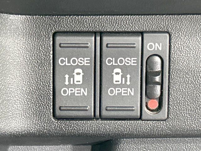 【両側パワースライドドア】スマートキーや運転席のスイッチで後席両側スライドドアの開閉が可能♪電動だから力を入れてドアを開ける必要が無く、小さなお子様でも簡単に開け閉めでき快適です♪