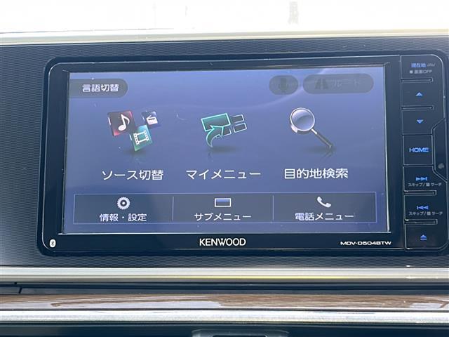 便利な地図と、自動車の走行時に現在位置や目的地への経路案内を行ってくれる機能です。