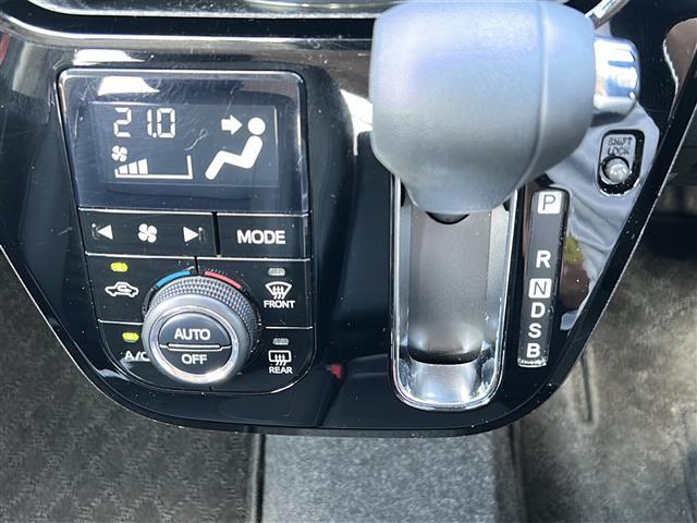 ☆オートエアコン☆温度の調整操作頻度が少なくて済むので、脇見運転防止にも繋がる、安全かつ快適装備です☆
