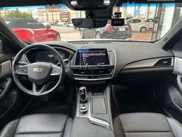 内装は黒を基調にした、高級感