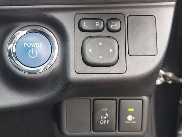 【電動格納ミラー】運転席のスイッチで、ドアミラーの開閉や角度の調整ができます。