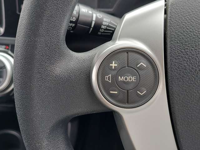 【ステアリングスイッチ】手元のボタンから、オーディオやナビなどの操作ができるので、よそ見をせずに安全に運転に集中できます！