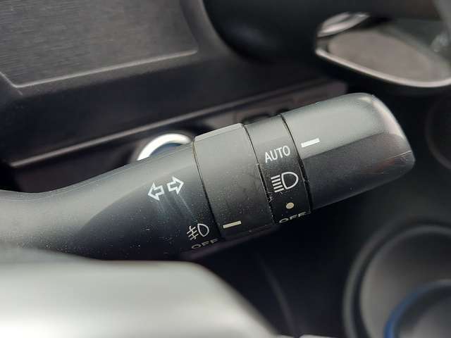 【オートライト（AUTO）】外の明るさをシステムが感知して、自動でヘッドライトが点灯します！ヘッドライトをつけ忘れを防ぐ便利機能です。