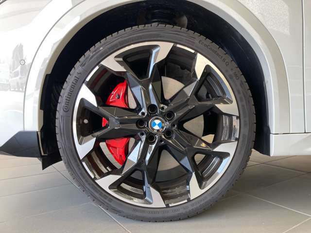 BMWの純正アロイホイールは軽量かつ強度にも優れているホイールで走行性能を引き上げる設計になっております。足元にもBMWは妥協がなくこだわっている個所になります。