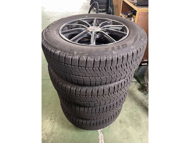 中古ですがブリヂストンのスタッドレスタイヤホイール付きついてます♪
