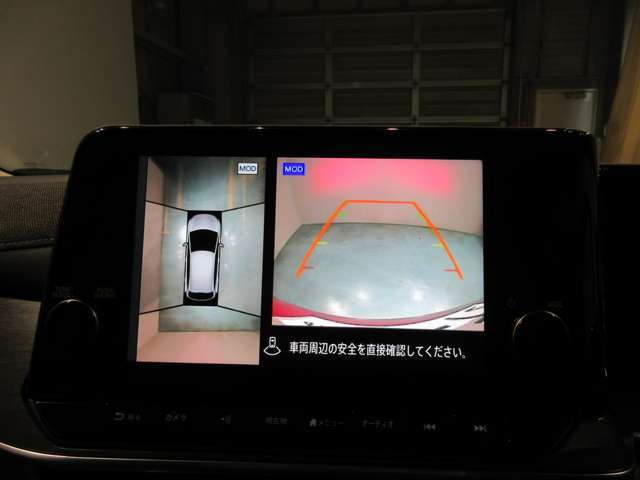 上から丸見え！アラウンドビューカメラです。お車の周りを写します。もちろん後退時には右画面に大きく表示します。