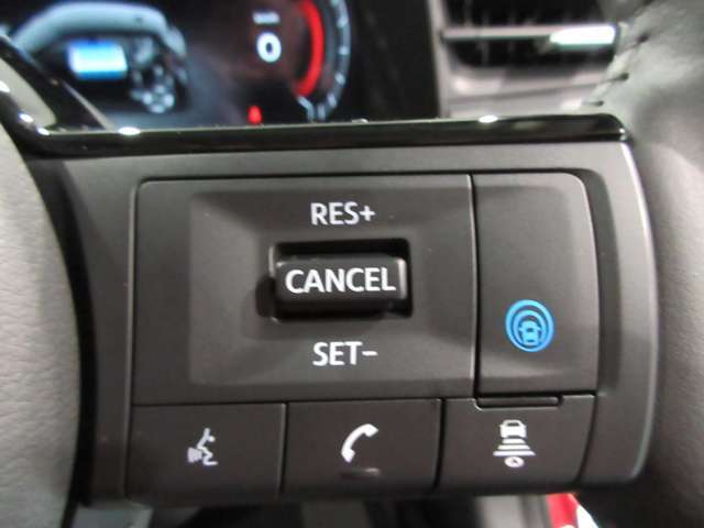 プロパイロット、高速道路の運転がより快適に、運転操作をサポートしてくれます。高速道路での運転がとっても楽になる装備です。ハンズフリー通話ができ運転中も安心ですね