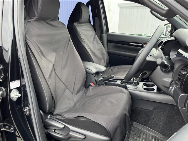 【運転席】座り心地が良いシートなので長時間の運転でも快適にお過ごしいただけます。新品のフロアマットのご注文も可能です。掲載箇所以外にご希望の写真がございましたらお気軽にお問い合わせ下さい。