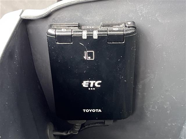 【ETC】有料道路を利用する際に料金所で停止することなく通過できる、ETC車載器（ノンストップ自動料金収受システム機器）が装備されています。セットアップを行うことで利用可能になります。