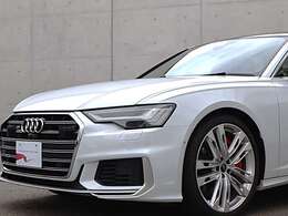 ●Audiが最初に採用したLEDポジショニングランプ。シャープなラインで昼間でも点けていたいと思うほど上品でオシャレです。夜間走行時はさらに目立ちます！