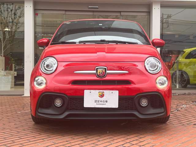 【ABARTH595】FIAT500をベースにしたスポーツライン。ショートノーズ・ハイトルーフと走行面で不利にも思える特徴を持ちながらも、その卓越した技術力で低速走行時から高いドライビングプレジャーを発揮いたします。