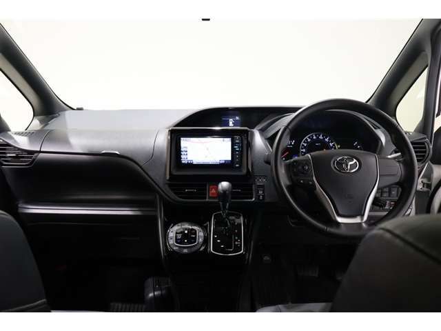 すっきりまとめられた視認性の良いインパネ周り。操作スイッチも使いやすい位置に配置されています。