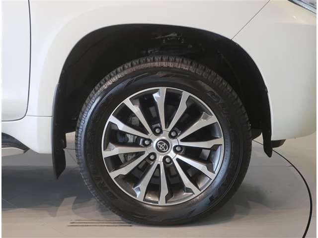 純正のアルミホイール装着車です。タイヤサイズは265/55R19です。