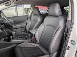 メーカーオプションの本革シート装備！ホールド性も良く運転に集中できるシートです！！また、電動パワーシートですので着座位置も正確に合わせることが出来ます！！