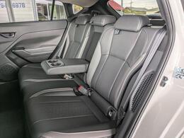 後部座席もゆったり座れます！アームレストやリクライニング機能も備わっており、乗っている人全員が快適に乗れるお車です！また、中央にも3点式シートベルトがございます！