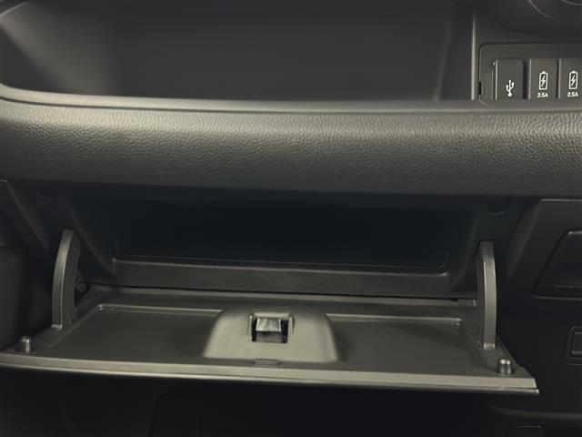 【グローブボックス】車検証ケースや、日頃使う小物類の収納に便利ですね！