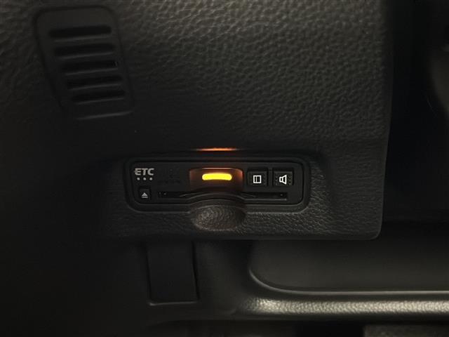 【ETC】有料道路を利用する際に料金所で停止することなく通過できる、ETC車載器（ノンストップ自動料金収受システム機器）が装備されています。セットアップを行うことで利用可能になります。