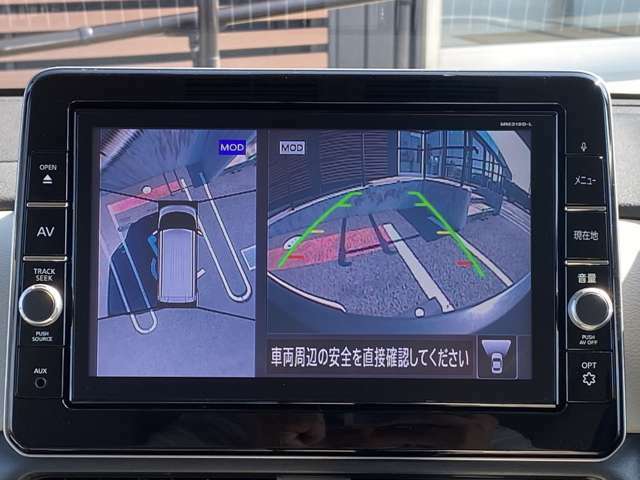 アラウンドビューモニター。上空から見下ろしているような映像で、スムースな駐車をサポートします。