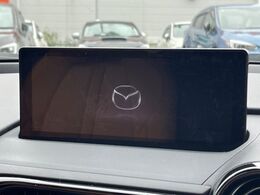【マツダコネクトナビ】車内の雰囲気にマッチした一体型タイプのナビ。各種車輌設定やBluetooth再生等、様々な機能が楽しめます。直感的なダイヤル操作が可能で、使い勝手も良好です。